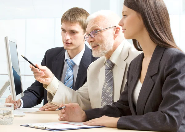 Boss trains the colleagues — Stock Photo, Image