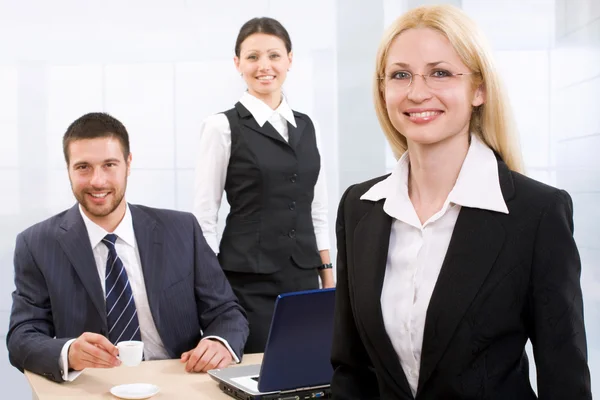 Geschäftsleute im Büro — Stockfoto