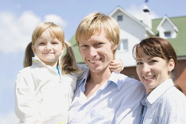 Freundliche Familie — Stockfoto