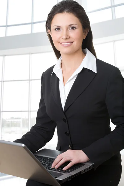 Zakenvrouw Werken op Laptop — Stockfoto