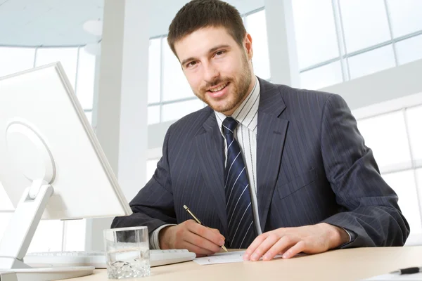 Feliz joven hombre de negocios — Foto de Stock