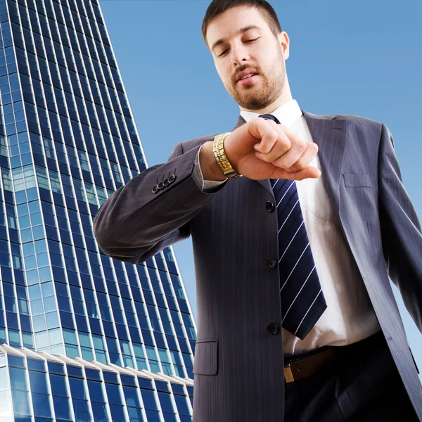 Uomo d'affari guardando orologio da polso — Foto Stock