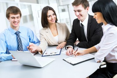toplantıda çalışma iş adamları