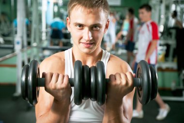 adam ağırlık antrenmanı ekipmanı ile