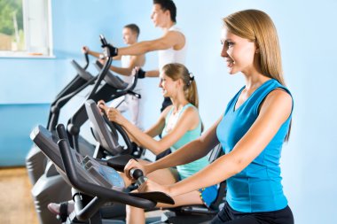 koşu bandı üzerinde insanlar. Fitness