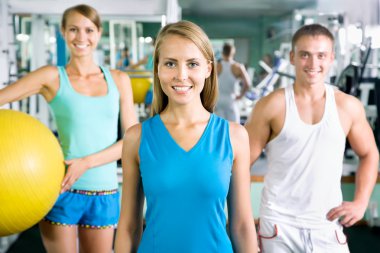 spor insanlar bir grup önünde gülümseyen kadın