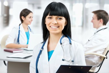 kadın doktor ekibi duran