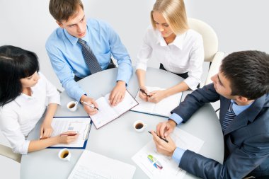 bir grup mutlu iş adamı