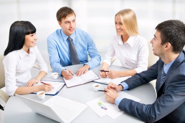bir grup mutlu iş adamı