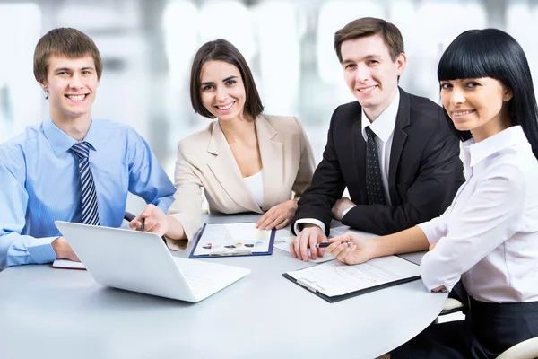 Empresarios trabajando en la reunión —  Fotos de Stock