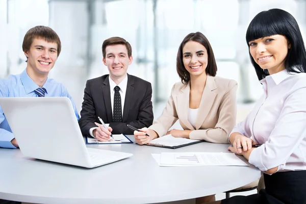 Mensen uit het bedrijfsleven werken bij vergadering — Stockfoto