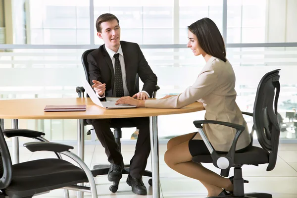 Empresarios trabajando en la reunión — Foto de Stock