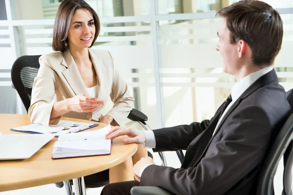 Mensen uit het bedrijfsleven werken bij vergadering — Stockfoto