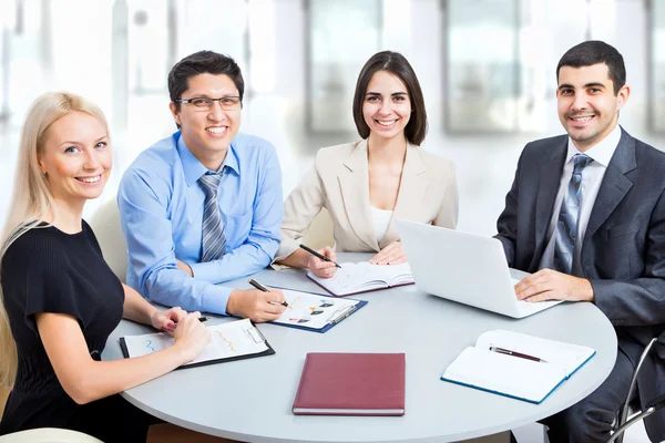 Gruppe glücklicher Geschäftsleute — Stockfoto