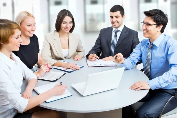 Empresários que trabalham na reunião — Fotografia de Stock