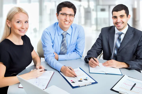 Mensen uit het bedrijfsleven werken bij vergadering — Stockfoto