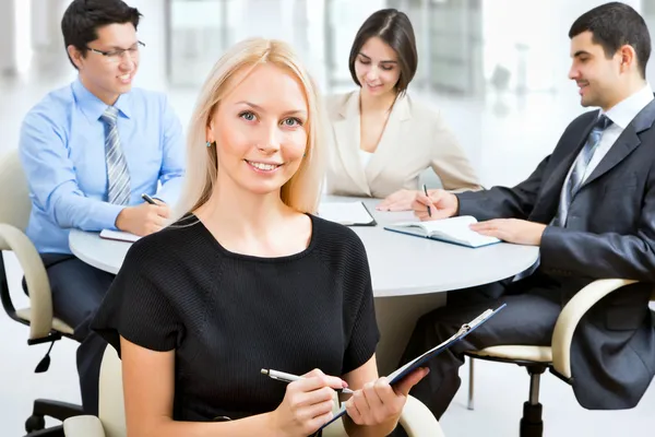 Retrato de atractiva mujer de negocios —  Fotos de Stock