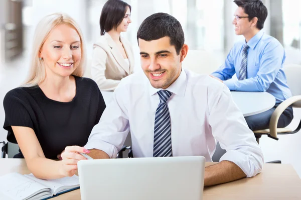 Mensen uit het bedrijfsleven werken bij vergadering — Stockfoto