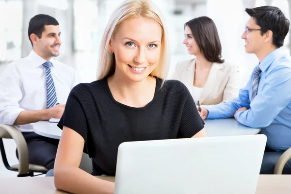 Portrait of attractive business woman — Stock Photo, Image