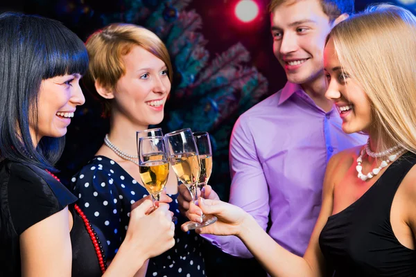 Amigos celebrando la Navidad — Foto de Stock