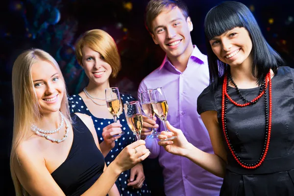 Amigos celebrando el Año Nuevo — Foto de Stock