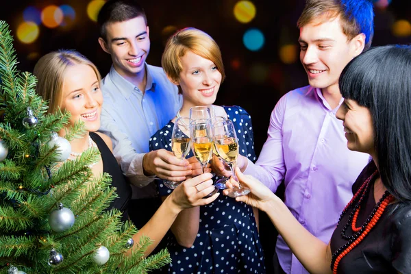 Amigos celebrando el Año Nuevo — Foto de Stock