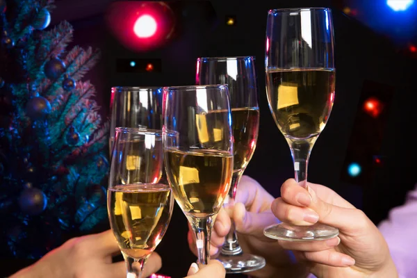 Handen met een bril vol met champagne — Stockfoto