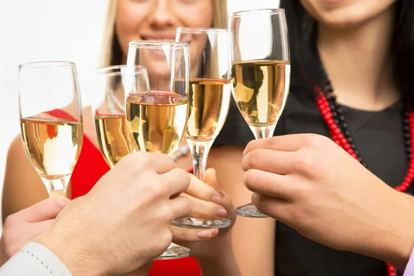 Mãos com cristal cheio de champanhe — Fotografia de Stock