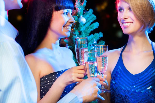 Amigos desejando Feliz Natal — Fotografia de Stock