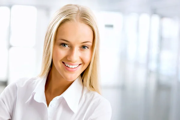 Retrato de una joven empresaria — Foto de Stock