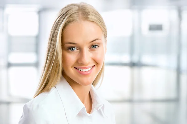 Retrato de una joven empresaria — Foto de Stock