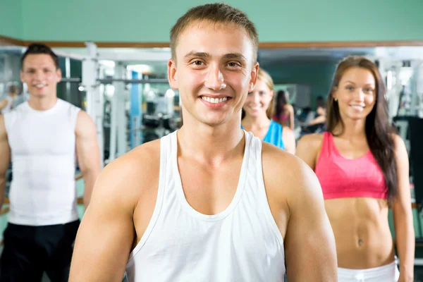 Istruttore di fitness con persone in palestra — Foto Stock