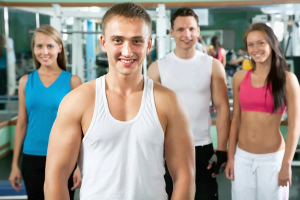 Instructor de fitness con gente del gimnasio — Foto de Stock