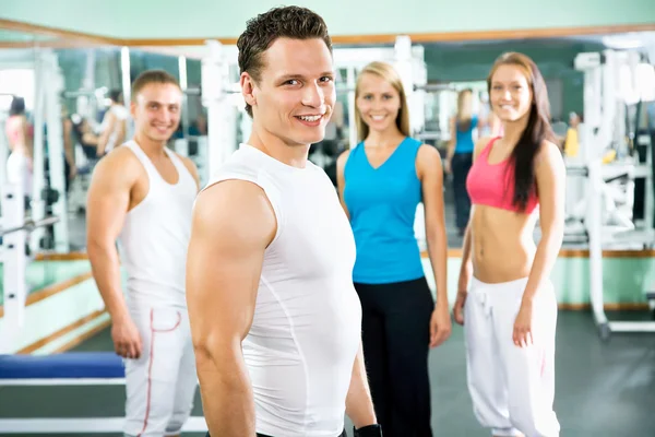 Istruttore di fitness con persone in palestra — Foto Stock