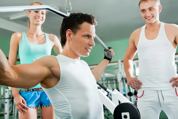 Hombre con equipo de entrenamiento con peso — Foto de Stock