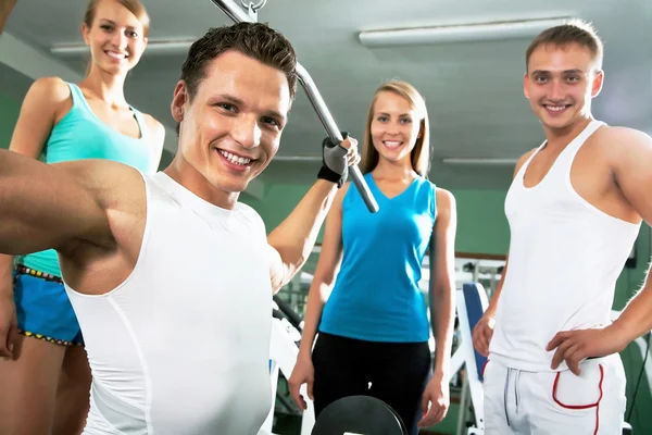 Instructor de fitness con gente del gimnasio — Foto de Stock