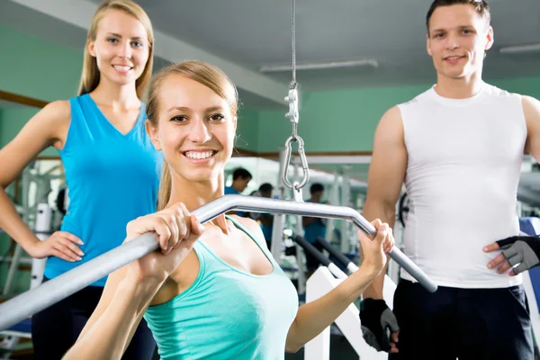 Una donna in palestra. Fitness — Foto Stock