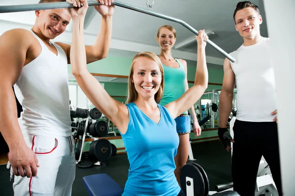 Una donna in palestra. Fitness — Foto Stock