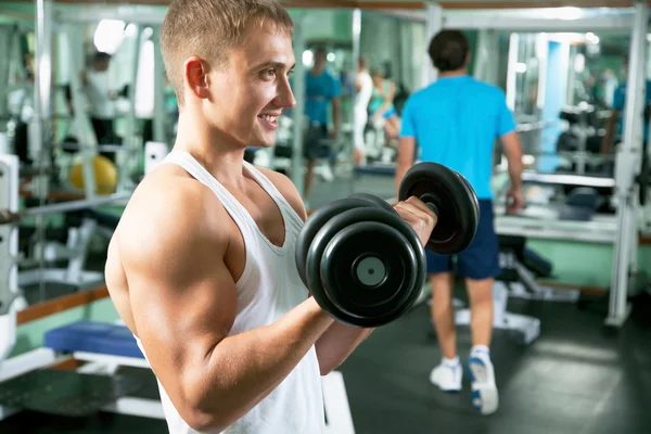 Uomo con attrezzature per l'allenamento con i pesi — Foto Stock