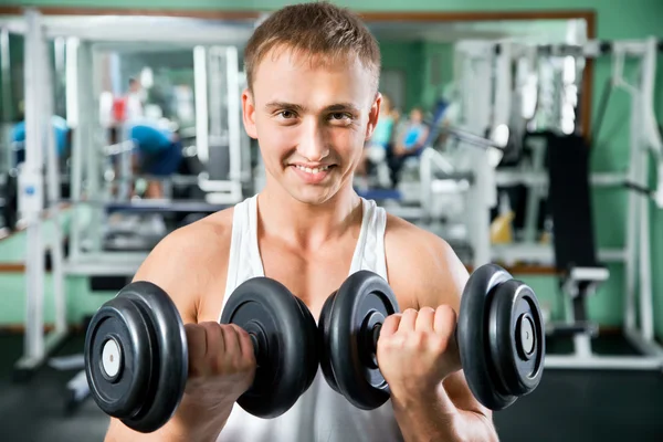 Uomo con attrezzature per l'allenamento con i pesi — Foto Stock