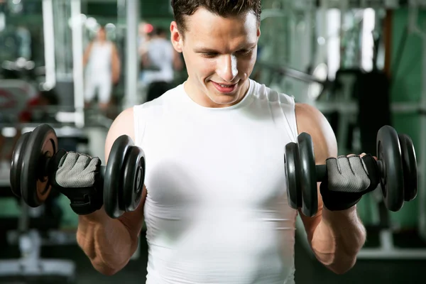 Człowiek z wagi sprzęt treningowy — Zdjęcie stockowe