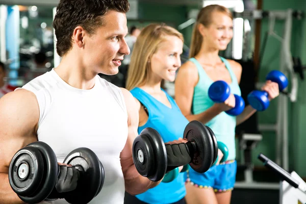 Vrouwen met Fitnesstrainer in de sportschool — Stockfoto