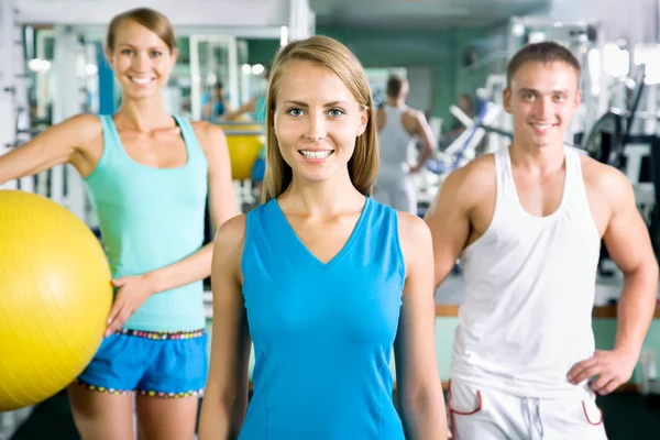 Vrouw die lacht voor een groep gym mensen — Stockfoto