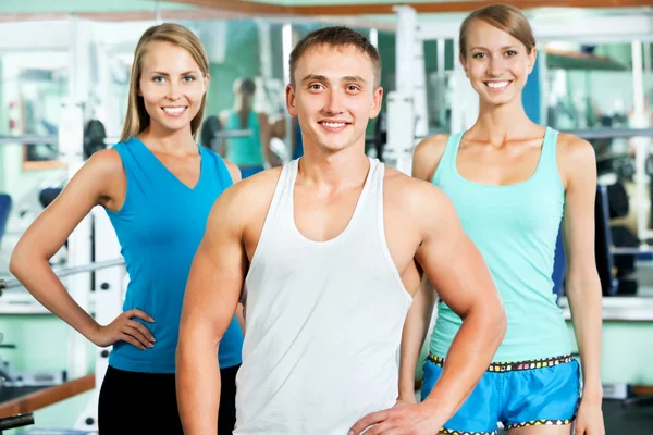 Instructor de fitness con gente del gimnasio — Foto de Stock