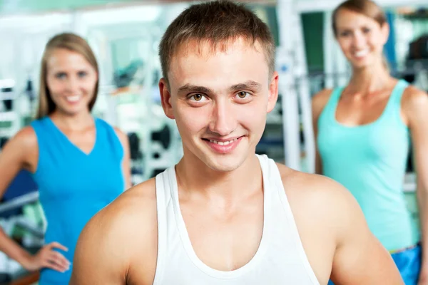 Istruttore di fitness con persone in palestra — Foto Stock