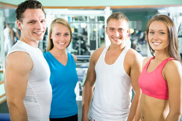 Instructor de fitness con gente del gimnasio — Foto de Stock
