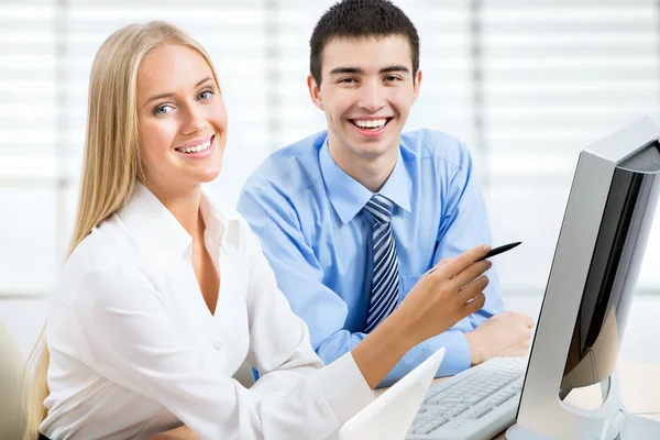 Junge Geschäftsleute. Teamarbeit. — Stockfoto