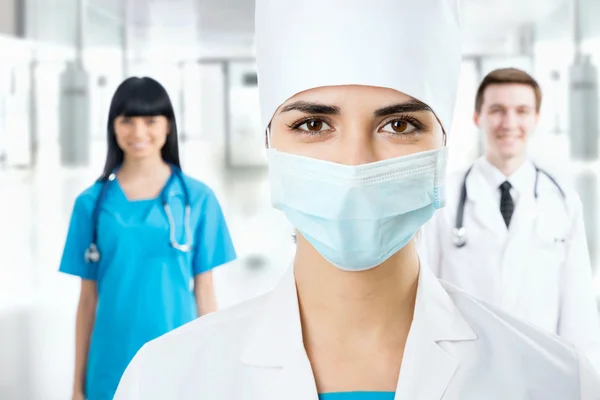 Médico feminino em uma máscara — Fotografia de Stock