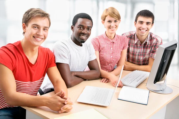 Unga studenter som studerar — Stockfoto