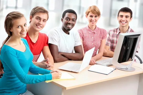 Jovens estudantes estudando — Fotografia de Stock